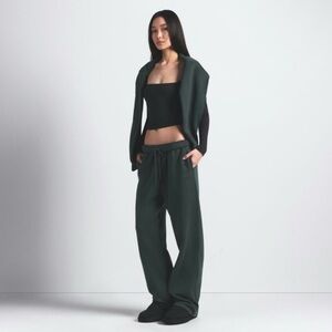 SKIMS Dark Spruce classic straight leg fleece Pants
